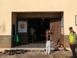 Bhabinkamtibmas Polsek Belitang III Melaksanakan Pengamanan Kegiatan Ibadah Gereja