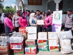 Kapolres Lhokseumawe dan Ketua Bhayangkari Salurkan Bantuan Sembako, untuk Dua Desa Terdampak Banjir dan Longsor di Nisam