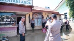 Kapolres Lhokseumawe Kerahkan Anggotanya, Bersihkan Mapolsek Muara Batu yang Terendam Banjir Menggunakan Water Canon 