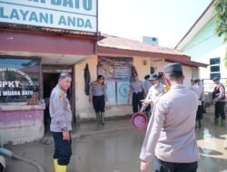 Kapolres Lhokseumawe Kerahkan Anggotanya, Bersihkan Mapolsek Muara Batu yang Terendam Banjir Menggunakan Water Canon 