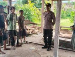 Menjelang Libur Natal dan Tahun Baru Wakapolsek Sambangi Pekerja Proyek, Sampaikan Himbauan Kamtibmas Melalui Giat Jum’at Curhat