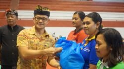 Bentuk Perhatian kepada Para Pahlawan Kebersihan, Kapolres Karangasem Hadiri Penyerahan Ratusan Paket Sembako untuk Pegawai DLH Karangasem