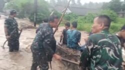 Sigap Tanggap Anggota Kodim 1617/Jembrana Atasi Dampak Banjir Lokal, Pastikan Jalan Denpasar-Gilimanuk Kembali Aman dan Lancar