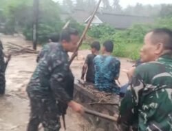 Sigap Tanggap Anggota Kodim 1617/Jembrana Atasi Dampak Banjir Lokal, Pastikan Jalan Denpasar-Gilimanuk Kembali Aman dan Lancar