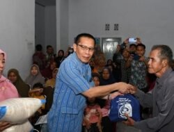 Pemda Lombok Timur Salurkan Bantuan Bahan Kebutuhan Pokok, kepada Keluarga Rentan