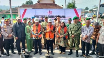 Menteri Desa dan PDT Letakkan Batu Pertama Pembangunan Gedung Koperasi Merah Putih, di Desa Gunung Kuning