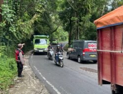 Kendaraan Mogok, Personil Polsek Rendang Atensi Arus Lalu Lintas di Jalur Banjar Langsat 