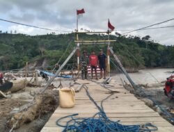 Anggota Koramil 09/Ketol Pasang Bendera di Lokasi Banjir Bandang Desa Burlah