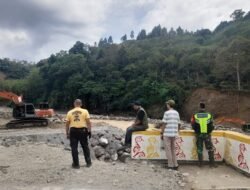 Babinsa Koramil 08/Silih Nara Monitoring Pengerjaan Pondasi Jembatan Pelang