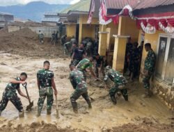 Danki Medis Yonif TP 856/SBS Markas di Beutoeng Bersihkan Longsor Aceh Tengah