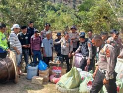 Kapolres Aceh Tengah Bersama BKO Brimob Distribusikan Logistik dan Sling ke Desa Terisolir di Kecamatan Linge