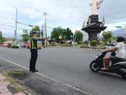 Ciptakan Ketertiban dan Kelancaran Arus Lalu Lintas, Personil Lantas Melaksanakan Gatur Lalin di Ktl 2