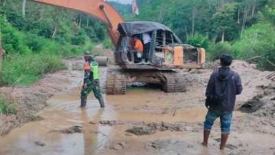Koramil Pegasing Awasi Pembersihan Longsor Akses Jalan Menuju Desa Kenawat