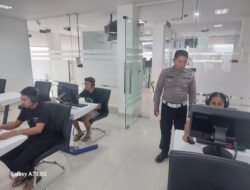 Personil Sat Lantas Berikan Ujian Teori Avis Komputerisasi, kepada Pemohon SIM Baru
