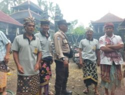 Bhabinkamtibmas Desa Bhuana Berikan Pengamanan saat Masyarakat Melaksanakan Puja Wali, di Pura Dalem Desa Adat Nangka Desa Bhuana Giri