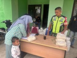 Babinsa Koramil 07/Atu Lintang Dampingi Penyaluran Bantuan Beras Pasca Bencana