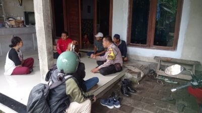 Bhabinkamtibmas melaksanakan kunjungan/DDS, Sekaligus Gelar Jum’at Curhat ke Br Dinas Kecicang Islam, Desa Bungaya Kangin 