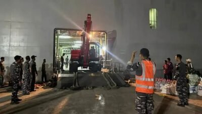 Percepat Pemulihan Infrastruktur Lokasi Bencana, KRI Banda Aceh-593 Bawa Alat Berat dan Logistik ke Lhokseumawe