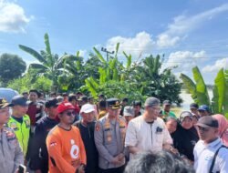 Kapolres Oku Timur Pimpin Langsung Giat Kerjasama Kolaborasi Bersama Ponpes Darul Qur’an Wal Hadist Menyerahkan Bantuan Kepada Korban Terdampak Banjir Yang Terjadi Di kecamatan Belitang II