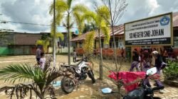 Polisi Bersihkan Endapan Lumpur di SDN Sineubok Johan, Ranto Peureulak, Aceh Timur