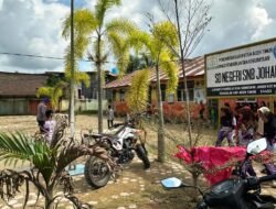 Polisi Bersihkan Endapan Lumpur di SDN Sineubok Johan, Ranto Peureulak, Aceh Timur