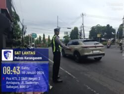 Ciptakan Kelancaran Arus Lalu Lintas, Personil Lantas Melaksanakan Gatur Lalin di Ktl 2