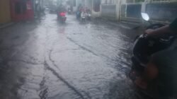 Jalan Utama Tarumajaya Di Perbatasan Ds.Setia Mulya & Kel.Setia Asih Kembali Banjir & Rusak ,Masyarakat Menanti Perhatian Serius Pemerintah Kec.Tarumajaya Dan Pemkab Bekasi