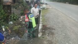 Babinsa Koramil 07/Atu Lintang Bersama Warga Bersihkan Parit Antisipasi Banjir
