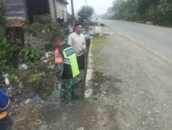Babinsa Koramil 07/Atu Lintang Bersama Warga Bersihkan Parit Antisipasi Banjir