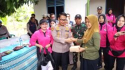 Kapolres Oku Timur Tinjau Dan Berikan Bantuan Sosial Kepada Korban Banjir Luapan Air Sungai, di Dua Kecamatan Dalam Wilayah Kabupaten oku Timur