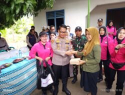Kapolres Oku Timur Tinjau Dan Berikan Bantuan Sosial Kepada Korban Banjir Luapan Air Sungai, di Dua Kecamatan Dalam Wilayah Kabupaten oku Timur
