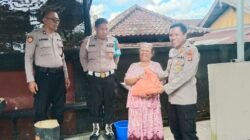 Melalui Program Minggu Kasih, Kapolsek Sidemen Serahkan Bantuan Sembako kepada Warga Kurang Mampu