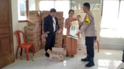Bentuk Kepedulian Bhabinkamtibmas Sibetan Berikan Bantuan Paket Sembako, kepada Warga Kurang Mampu