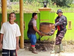 Pasca Banjir Polres Oku Timur Polda Sumsel Melaksanakan Kegiatan Bakti Sosial / Kurve