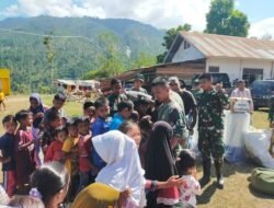 Pengungsi Delung Sekinel Terharu, TNI-AD Bantu Alat Air Siap Dikomsumsi