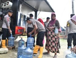 Pemulihan Pascabencana, Polres Aceh Timur Beri Layanan Air Bersih di Peureulak