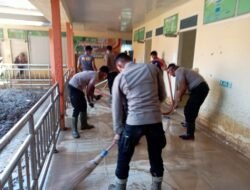 Pantang Menyerah, BKO Brimob dan Polsubsektor Rusip Antara Terus Lanjutkan Gotong Royong, Puskesmas Kembali Pulih