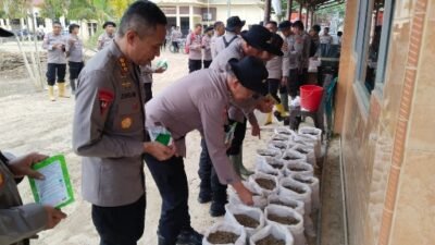 Kapolda Aceh Serahkan Bantuan 20.000 Karung Tanam dan 500 Bungkus Bibit Pertanian, untuk Masyarakat Aceh