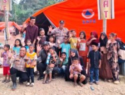 Tahap Pemulihan Pascabencana, Polres Aceh Timur Salurkan Perlengkapan Sholat Kepada Warga Pante Bidari