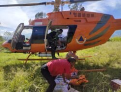 Babinsa Koramil 09/Ketol Bantu Distribusi Logistik BNPB ke Desa Bah Melalui Helikopter