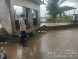 Polsek Pemulutan Lakukan Cek Arus dan Debit Air Sungai, Situasi Masih Terkendali
