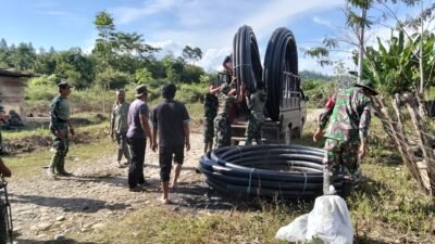 Koramil 05/Linge Kawal Pengantaran Pipa Air Bersih ke Desa Kute Reje Pascabencana Hidrometeorologi