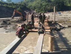 Satgas Gulbencal TNI Bangun Jembatan Darurat Pasca Banjir dan Longsor di Desa Burlah