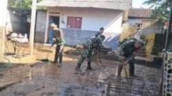 Aksi Sigap Tanggap Darurat Prajurit Koramil 1617-04/Pekutatan, Bersihkan Rumah Warga Pasca di Terjang Banjir