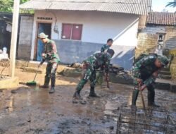 Aksi Sigap Tanggap Darurat Prajurit Koramil 1617-04/Pekutatan, Bersihkan Rumah Warga Pasca di Terjang Banjir