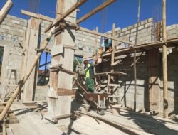 Babinsa Koramil 07/Atu Lintang Bersama Warga Gotong Royong Cor Tiang Rumah Warga di Desa Atu Lintang