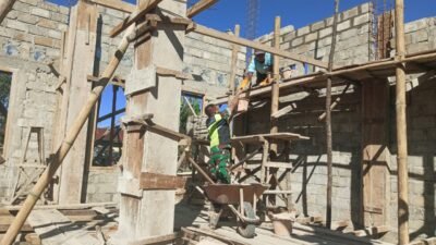 Babinsa Koramil 07/Atu Lintang Bersama Warga Gotong Royong Cor Tiang Rumah Warga di Desa Atu Lintang