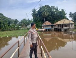 Polsek Pemulutan Ogan Ilir Cek Dua Lokasi Sungai, Pantau Arus dan Debit Air