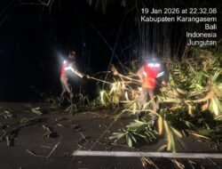 Polsek Bebandem Sigap Bersihkan Ranting Bambu,  di Jalan Saat Patroli Malam Blue Light Patrol