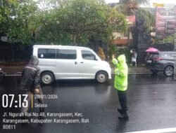 Dedikasi Tanpa Batas, Rutinitas Personel Sat Samapta Polres Karangasem Lakukan Strong Point Pagi di Depan SMA Negeri 1 Amlapura Meskipun Diguyur Hujan